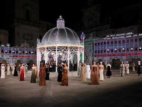 SFILATA DIOR: L'ATMOSFERA A LECCE 